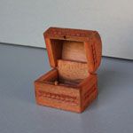 Boite en bois sculpté