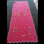 Chemin de table brodé - motif Petits Personnages