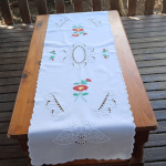 Chemin de table brodé - motif Fleur