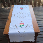 Chemin de table brodé - motif Fleur