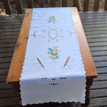 Chemin de table brodé - motif Fleur